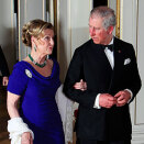 Prins Charles og Dronning Sonja på vei inn til offisiell middag på Slottet (Foto: Lise Åserud / Scanpix)